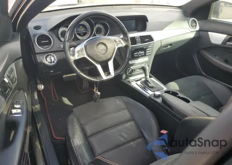 2013 Mercedes-Benz C 250 z USA, uszkodzony, nr VIN WDDGJ4HB8DG028124